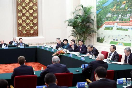 10月30日,习近平在北京人民大会堂会见清华大学经济管理学院顾问委员会海外委员和中方企业家委员。新华社记者 鞠鹏 摄