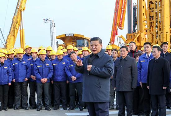 12月12日至13日,习近平在江苏徐州市考察。这是12日下午,习近平在徐工集团重型机械有限公司亲切看望劳动模范、技术能手等职工代表,鼓励他们在为实现中国梦的奋斗中争取人人出彩。新华社记者 谢环驰 摄