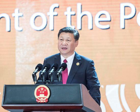 11月10日,习近平应邀出席在越南岘港举行的亚太经合组织工商领导人峰会并发表题为《抓住世界经济转型机遇 谋求亚太更大发展》的主旨演讲。新华社记者 李涛 摄